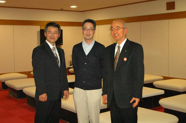 酒井 格さんと川崎 宏紀さんと市長の写真